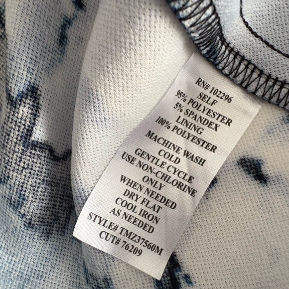 Connected Apparel Navy and White Floral Dress size 12 has some stretch - Picture 7 of 7